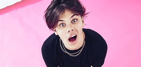 YUNGBLUD의 폭발적인 버스킹: 서울을 뒤흔든 로커들의 열정!